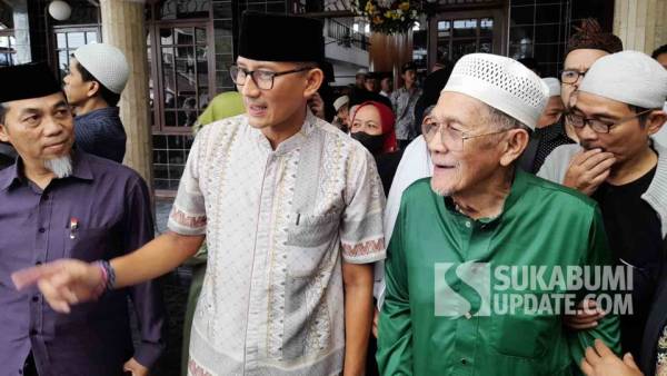 Sandiaga Salahuddin Uno saat bertemu KH R Amang Muhammad (baju hijau) di Pondok Pesantren Al-Hasaniyyah di Kaum Kaler Cicurug/Kecamatan Cicurug, Kabupaten Sukabumi, Kamis, 20 Oktober 2022. | Foto: SU