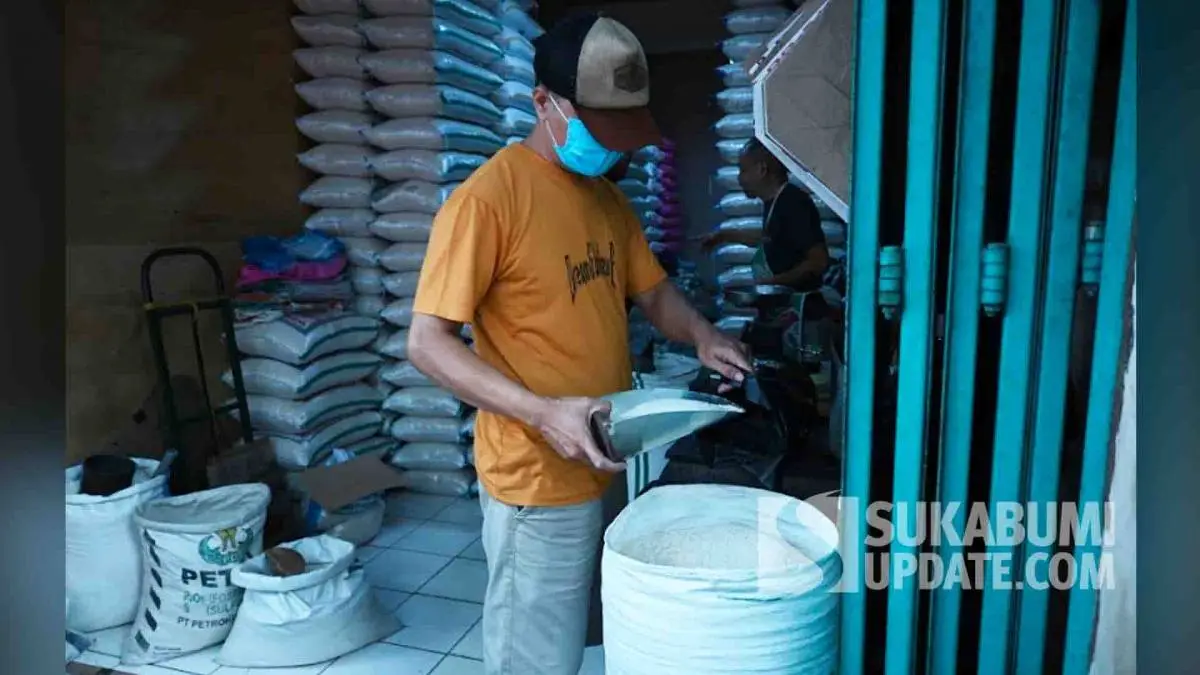 Pedagang beras di Pasar Pelita Kota Sukabumi. | Foto: SU/Kontributor/Saddam Presiado Illahiwahyu