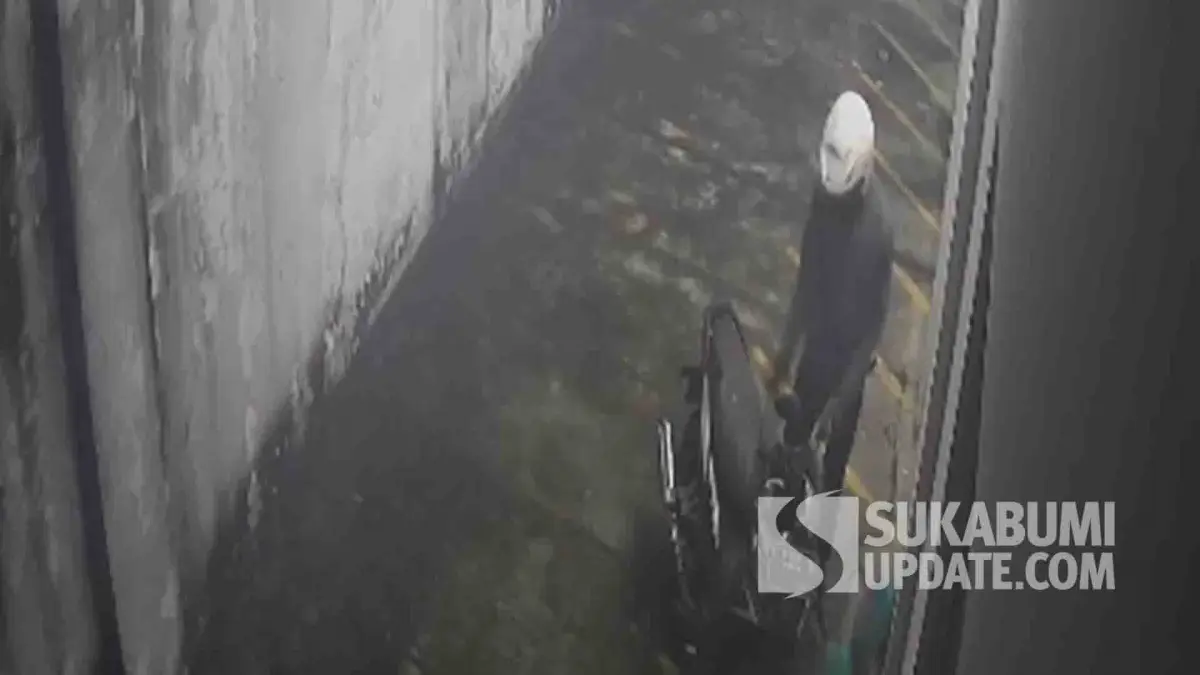 Terekam CCTV, Maling Gondol 2 Motor dari Parkiran Apotek di Cibadak Sukabumi