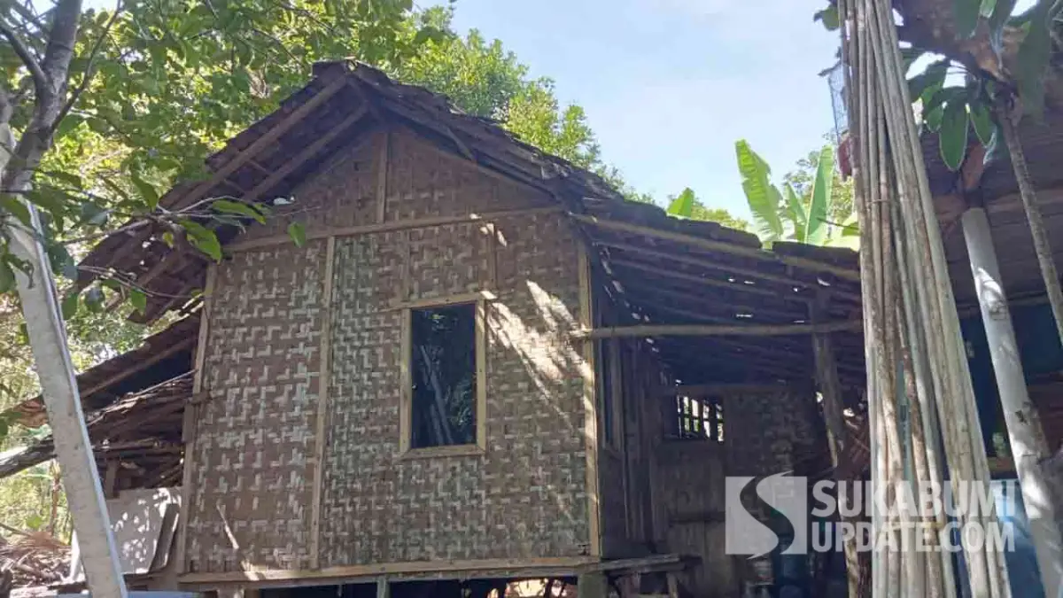 Rumah seorang nenek tua yang rusak parah di Desa Cibodas, Kecamatan Palabuhanratu, Kabupaten Sukabumi | Foto : Ilyas Supendi