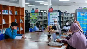 Ilustrasi - Membaca Buku di Perpustakaan Umum Sukabumi (Sumber : Instagram @dispusip_kotsi).