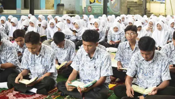 Ilustrasi - Kegiatan tadarus Al-Quran siswa-siswi SMAN 1 Cibadak. | Dokumentasi Smandak (Sumber : Dokumentasi Smandak).