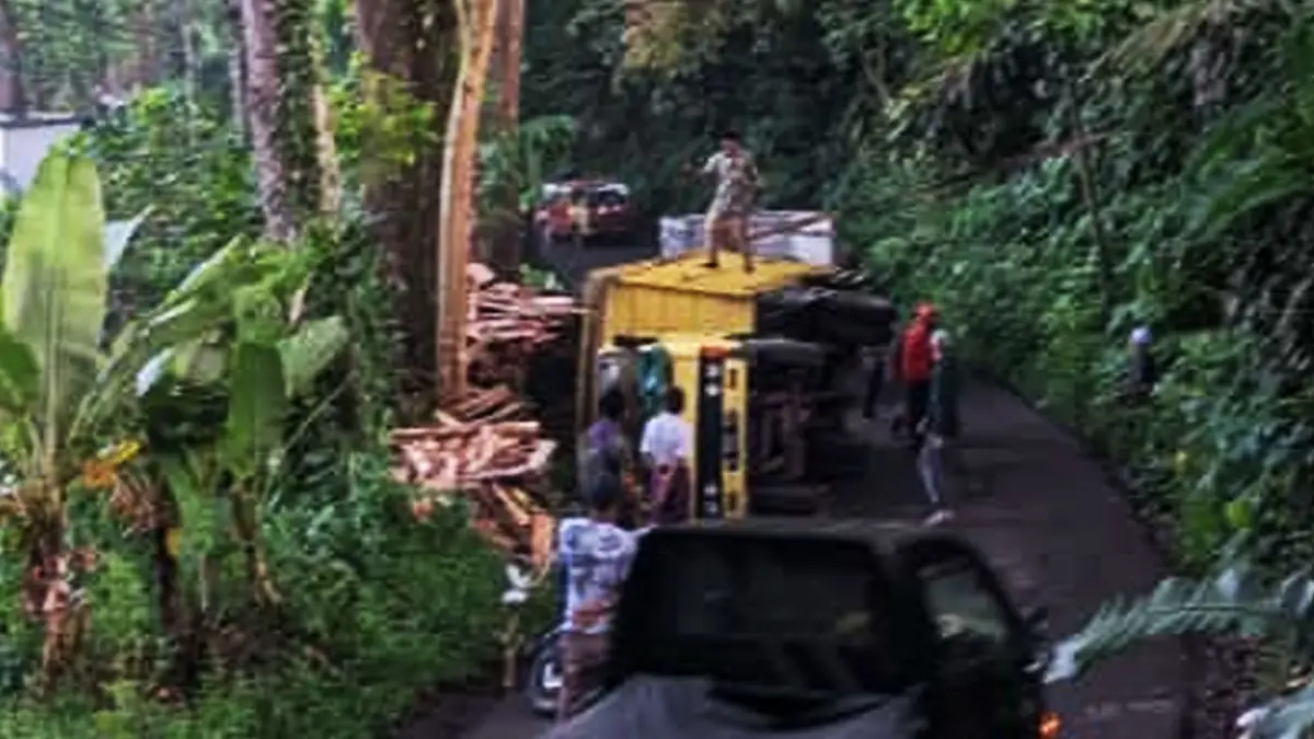 Mobil truk pengangkut kayu yang mengalami kecelakaan di Jalan Kalapanunggal-Bojonggenteng, tepatnya di Desa Berekah, Kecamatan Bojonggenteng, Kabupaten Sukabumi. (Sumber : Istimewa).