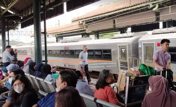 Berikut syarat naik kereta api terbaru yang mulai berlaku 12 Juni 2023 dimana penumpang tidak lagi diwajibkan menggunakan masker | Foto: kai.id