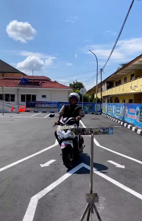 Menjajal lintasan baru ujian SIM C. | nstagram/@polresbantuldiy (Sumber: Instagram/@polresbantuldiy)