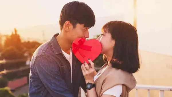 Hari Ciuman Internasional yang Dirayakan Pada 6 Juli, Ini Sejarahnya. | (Sumber : Freepik.com.)