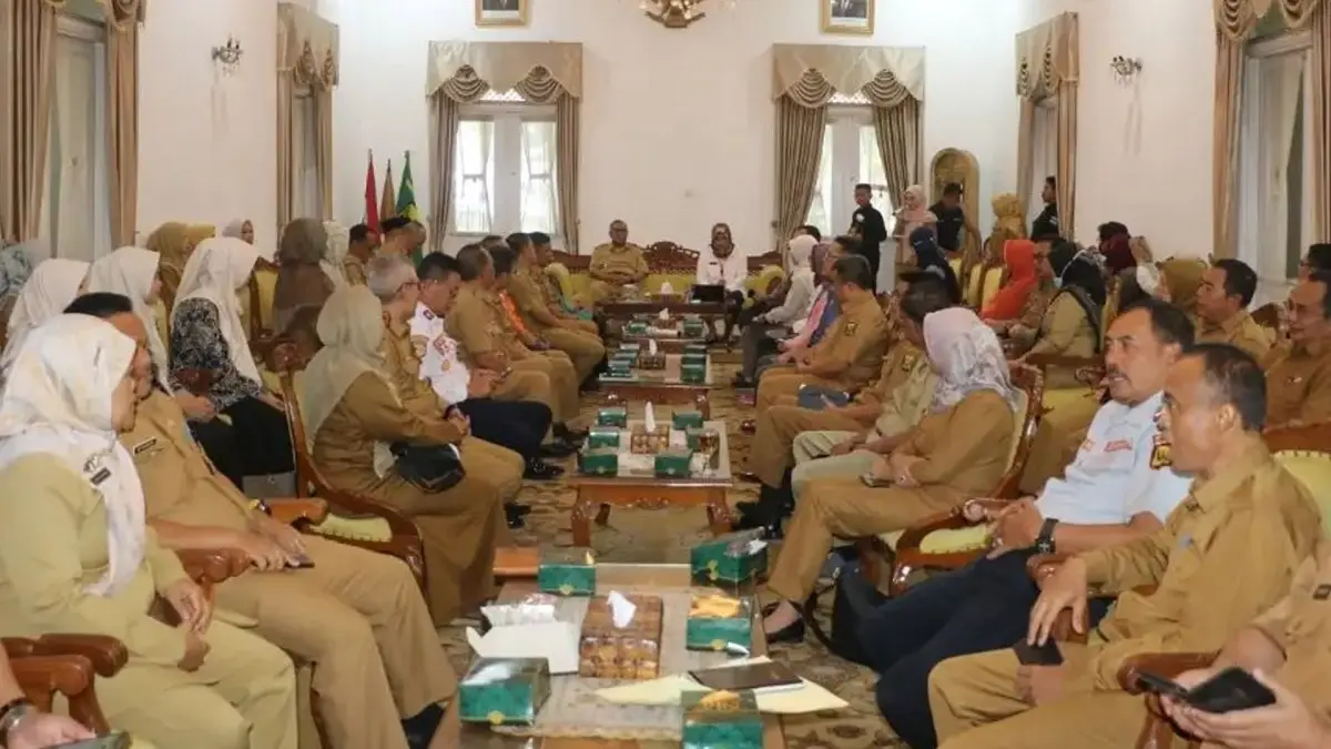 Bupati Sukabumi Marwan Hamami menerima kunjungan tim klarifikasi lapangan lomba posyandu tingkat Jawa Barat di Pendopo, Selasa (8/8/2023). | Foto: Medsos Pemkab Sukabumi