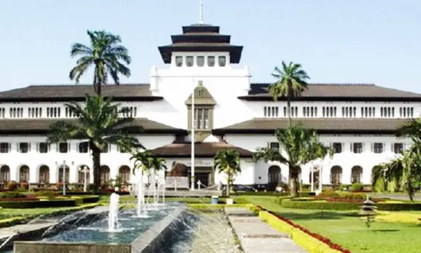 Gedung Sate salah satu ikon Jawa Barat - Daftar 27 Kabupaten dan Kota di Jabar: Luas, Julukan hingga Semboyan | Foto: istimewa via bandung.go.id