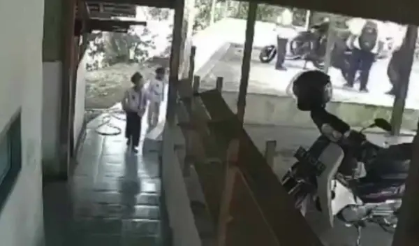 Anak 8 tahun meninggal dunia tertimpa tembok saat sedang wudhu gegara anak SMP freestyle motor (Sumber : X (Twitter))