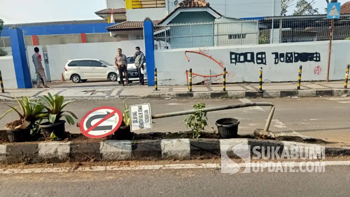 Kondisi pembatas jalan setelah diduga tertabrak Mobil Honda Brio di Jalan RE Martadinata, tepatnya di depan SD Kristen BPK Penabur, Kecamatan Cikole, Kota Sukabumi, Selasa (10/10/2023). | Foto: SU/Agung Abdul Rosyid