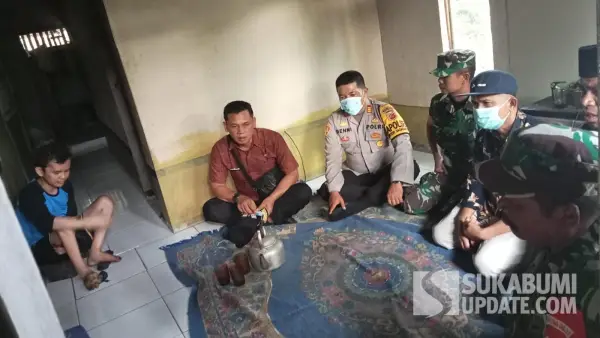 Dibantu rereongan, Saep,penderita Luka membusuk di Kaki usai di operasi akan kembali dibawa kerumah sakit | Foto : Ragil Gilang