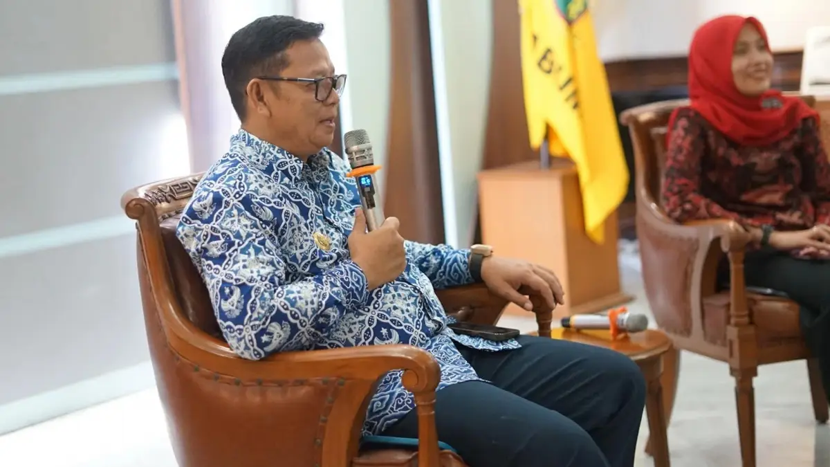 Pj Wali Kota Sukabumi Kusmana Hartadji saat menerima audiensi Relawan Inklusi Sosial Dinas Perpustakaan dan Arsip Daerah di Ruang Utama Balai Kota, Kamis, 1 Februari 2024. | Foto: Dokpim Kota Sukabumi