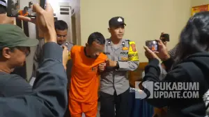 Tampang MD tersangka kasus pembacokan di Ciambar Sukabumi saat digiring dari bui untuk ditampilkan dalam konferensi pers Polsek Nagrak. (Sumber : SU/Ibnu)