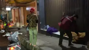 Aksi bagi-bagi makanan mahasiswa sukabumi untuk warga miskin di jalanan (Sumber: Mahasiswa)