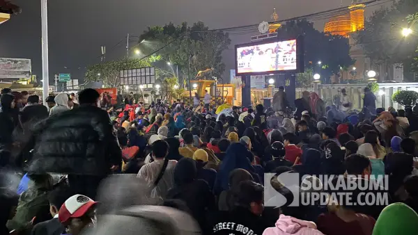 Kegiatan nonton bareng (nobar) semifinal Piala Asia U-23 tahun 2024 antara Timnas Indonesia melawan Uzbekistan di halaman Mapolres Sukabumi Kota, Senin malam, 29 April 2024. | Foto: SU/Asep Awaludin