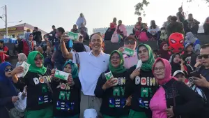 Bacalon Wali Kota Sukabumi Ayep Zaki menyapa langsung masyarakat dengan kegiatan bagi-bagi tempe dan jalan santai di Lapangan Merdeka Kota Sukabumi, Minggu (5/5/2024). (Sumber : Istimewa)