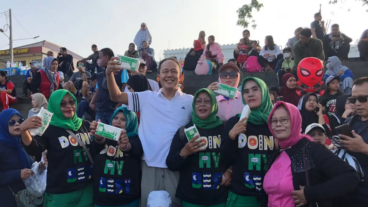 Ayep Zaki Gelar Aksi Sosial Bagi-Bagi Tempe dan Jalan Santai Bersama Warga Sukabumi