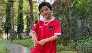 Arsya Hermansyah yang masih berusia 7 tahun itu terpilih sebagai salah satu dari 26 anak untuk mendampingi para pemain memasuki lapangan Stadion Utama Gelora Bung Karno (SUGBK), Senayan, Jakarta. (Sumber : Instagram/@ashanty_ash)