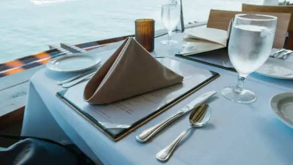Ilustrasi. Table Manner Makan di Restoran (Sumber : Pexels/AthenaSandrini)