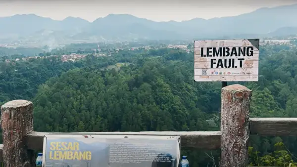 Wisata Tebing Keraton berada di Zona Sesar Lembang. | Foto: Screenshot YouTube/@Gunawan Fala