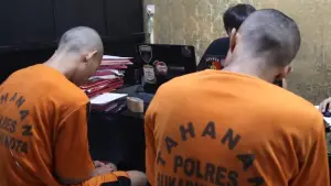 WAB (44 tahun) dan AC (42 tahun) diperiksa di ruang Satuan Reserse Kriminal Polres Sukabumi Kota. | Foto: Humas Polres Sukabumi Kota