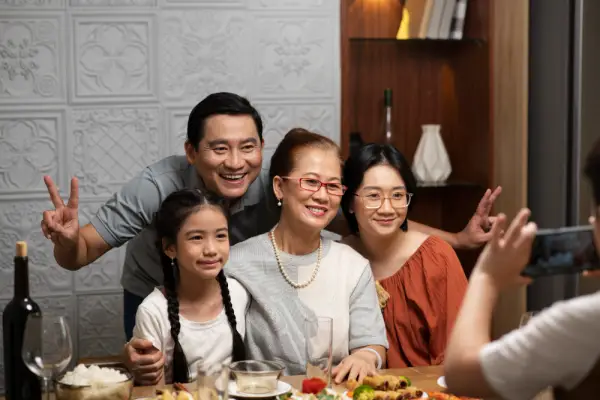 Ilustrasi. Tips Bagi Waktu Antara Keluarga dan Pekerjaan, Gunakan Weekend untuk Family Time! (Sumber : Freepik/@freepik)