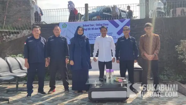 Jajaran Civitas akademika Perguruan Yasti Cisaat Sukabumi saat kegiatan School Tour / Outing Class | Foto : Dokumen Yasti