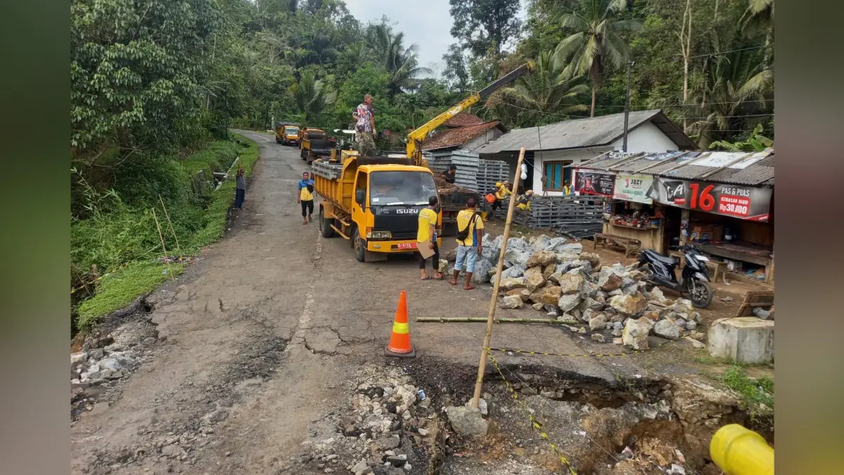 Komponen jembatan bailey sudah tiba dan siap dipasang di jembatan Cilengka. | Foto: DBMPR Prov. Jabar