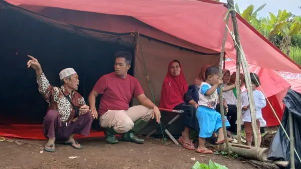 Dokumentasi pengungsian akibat bencana di suradita gegerbitung sukabumi (Sumber: dok polsek gegerbitung)