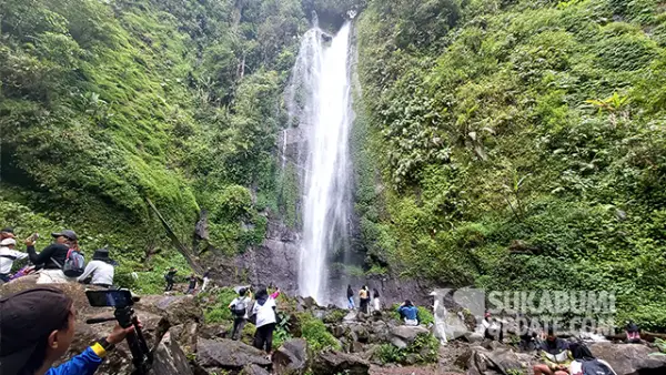 Curug Cibeureum selalu ramai saat akhir pekan. | SU/Ikbal Juliansyah (Sumber: SU/Ikbal Juliansyah)