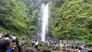 Curug Cibeureum selalu ramai saat akhir pekan. | SU/Ikbal Juliansyah (Sumber: SU/Ikbal Juliansyah)