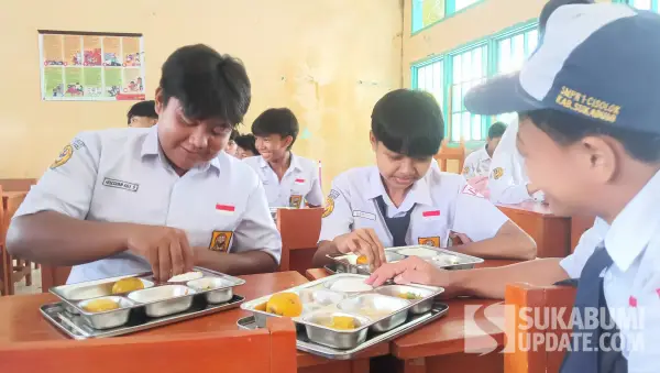 Antusias siswa SMPN 1 Cisolok Kabupaten Sukabumi saat menyantap menu makan bergizi gratis. | Foto: SU/Ilyas