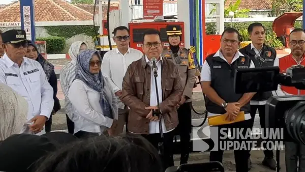 Mendag RI Budi Santoso memimpin ekspos temuan mesin pompa ukur BBM yang tidak sesuai ketentuan di Kota Sukabumi pada Rabu (19/2/2025). | Foto: SU/Octa Octa Haerawati