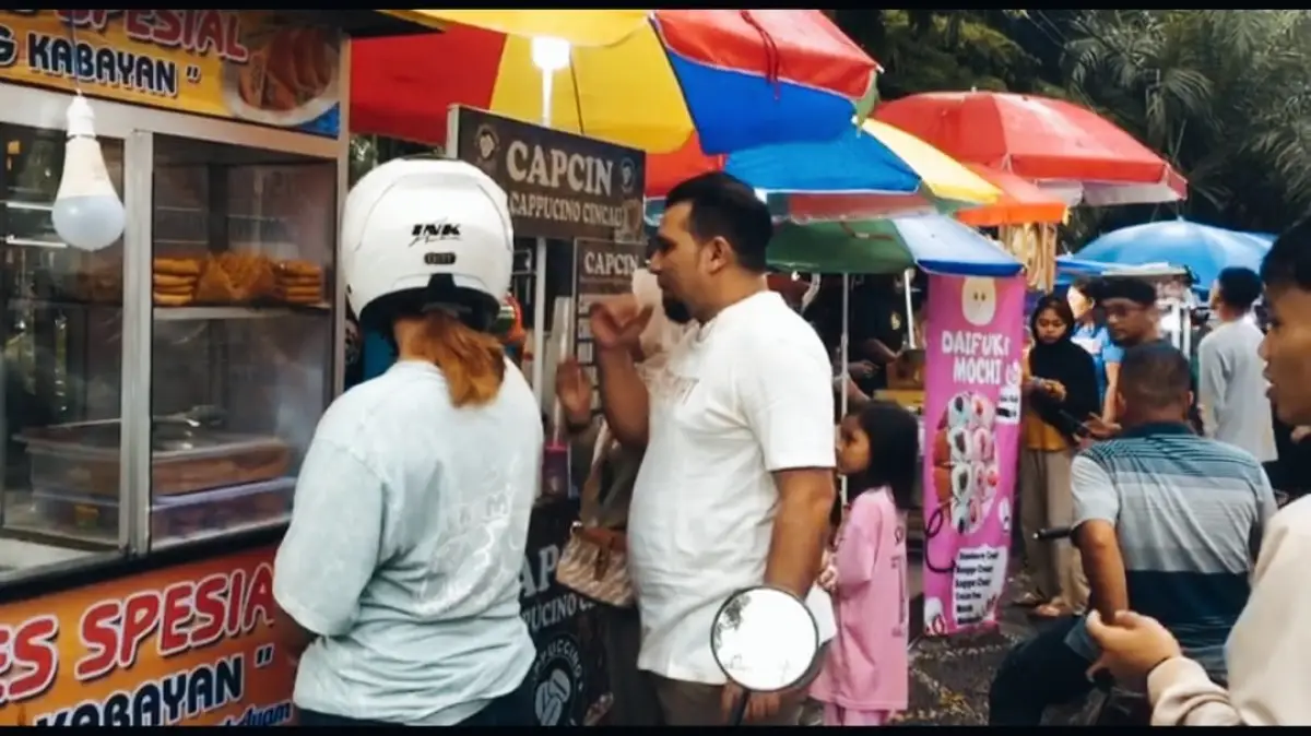 Semarak Ramadan di Alun-alun Palabuhanratu, Anggota DPRD Sukabumi Ikut Berburu Takjil Bareng Warga