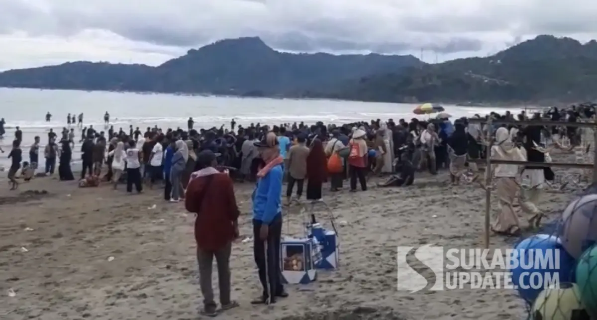 Laka laut di Pantai Kebon Kalapa Cisolok Sukabumi menyedot perhatian pengunjung dan warga. (Sumber Foto : Tangkapan layar video/Istimewa)
