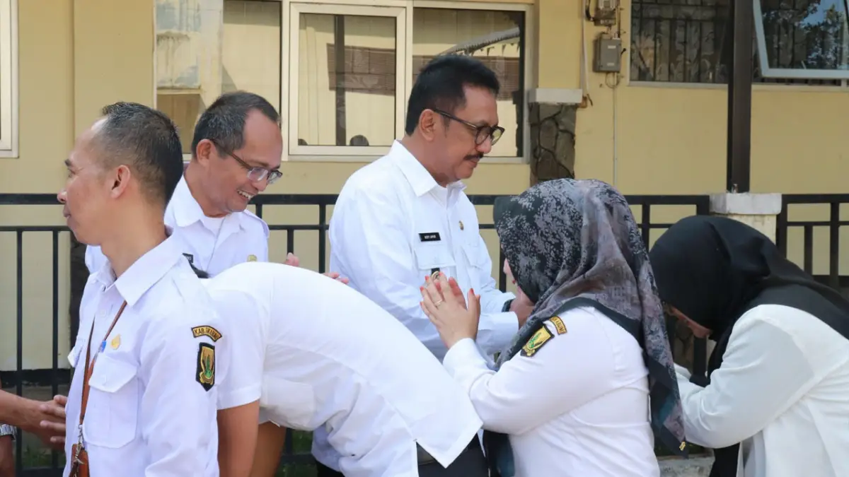 Usai pimpin Apel Pagi, Bupati Sukabumi Asep Japar menggelar halalbihal dengan seluruh pegawai Disdik. (Sumber Foto: Diskominfosan Kab. Sukabumi)
