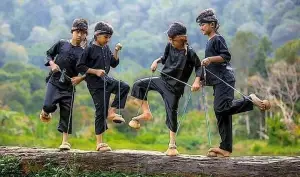 Ilustrasi. Anak-anak belajar bahasa dengan cara meniru orang tua, yuk biasakan dengan bahasa daerah. Foto: IG/@sundabagja