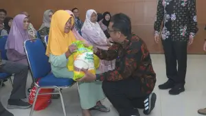 Bupati Sukabumi Asep Japar dalam peluncuran program Sukabumi Nyaah Ka Indung di Pendopo pada Jumat (11/4/2025). | Foto: Medsos Pemkab Sukabumi