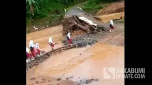 Pelajar warga Sukamaju Cimanggu Sukabumi lintasi reruntuhan jembatan yang kembali diterjang banjir (Sumber: dok pemdes Sukamaju)