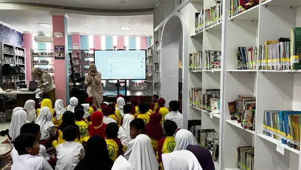 Para murid diajak berkeliling untuk mengenal berbagai fasilitas yang tersedia di Perpustakaan Umum Kabupaten Sukabumi. (Sumber Foto: Istimewa)