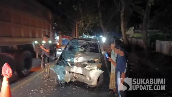 Kondisi mobil Avanza yang ringsek usai ditabrak pemotor bersamurai di Cikakak Sukabumi. (Sumber Foto: SU/Ilyas)