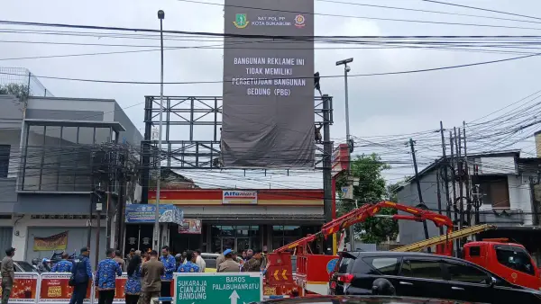 Penutupan billboard yang tidak memiliki izin di Jalan RA Kosasih, Pintuhek, Cikole, Kebonjatati, Kamis (17/4/2025). | Foto: Istimewa