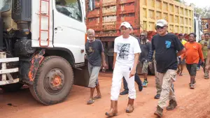 Gubernur Jawa Barat Dedi Mulyadi didampingi Kepala Dinas ESDM Bambang Tirtoyuliono saat sidak aktivitas penambangan di wilayah Kabupaten Subang, Jumat (18/4/2025). (Sumber Foto: Biro Adpim Pemprov Jabar)