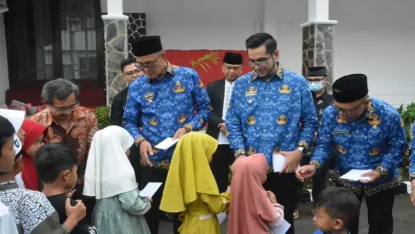 Ayep Zaki dan Bobby Maulana serahkan separuh gaji ke Yatim dan UMKM di Kota Sukabumi | Foto : Dokpim