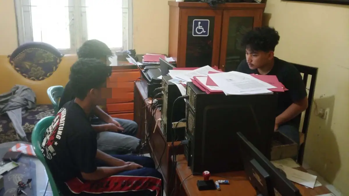 Dua remaja berstatus pelajar sekolah dan terafiliasi geng motor saat dimintai keterangan oleh petugas Polsek Cibeureum Kota Sukabumi. (Sumber : Istimewa)
