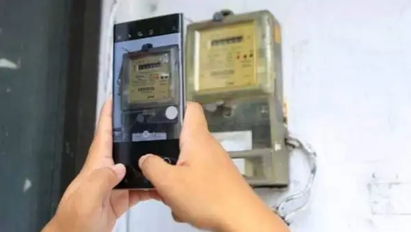 Pelanggan saat memfoto meteran listrik melalui aplikasi PLN Mobile. (Sumber Foto: Ilustrasi/PLN)
