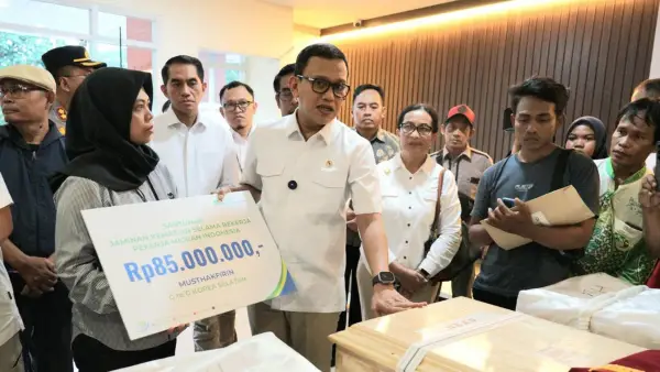 Penyerahan santunan kepada ahli waris Musthakfirin, PMI yang meninggal dunia saat bekerja di atas kapal di Korea Selatan, Rabu (23/4/2025). | Foto: Istimewa