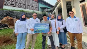 Di Sukabumi penyaluran kurban dilakukan di Mesjid Jami Raudhatul Jannah Desa Sundawenang kepada nasabah PNM Mekaar | Foto : Dok. PNM Sukabumi