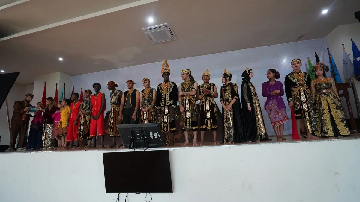 Mahasiswa asing dari 15 negara mempersembahkan pertunjukan drama Sangkuriang di Auditorium Universitas Nusa Putra, Minggu 15 Juni 2025. (Sumber : Sukabumiupdate.com)