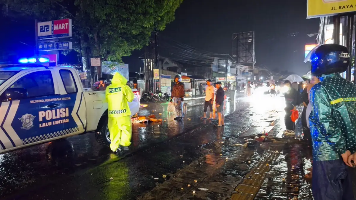 Motor Tabrak Pedagang Cilok di Jalan Cisaat Sukabumi, Satu Korban Terkapar